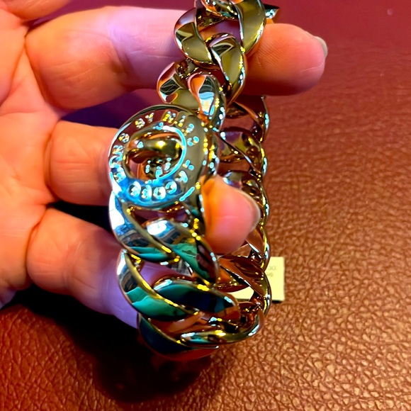Marc by Marc Jacobs gold tone bracelet with dust bag NWT - Picture 6 of 6